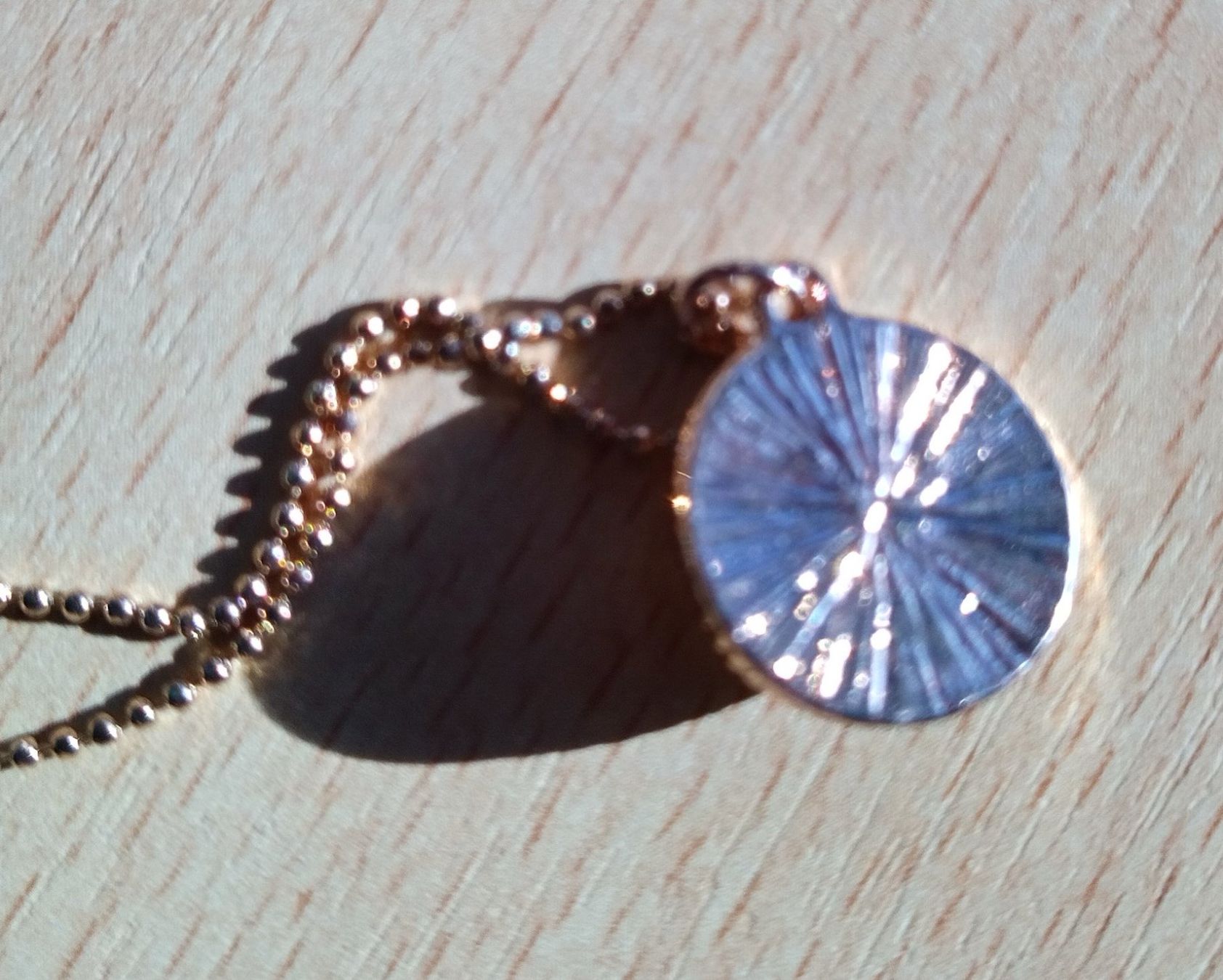 Catenine: Goldfarbene Halskette mit Anhänger / Modeschmuck – Nuovo e nell'imballaggio originale da Jona venduto da Argus36 4
