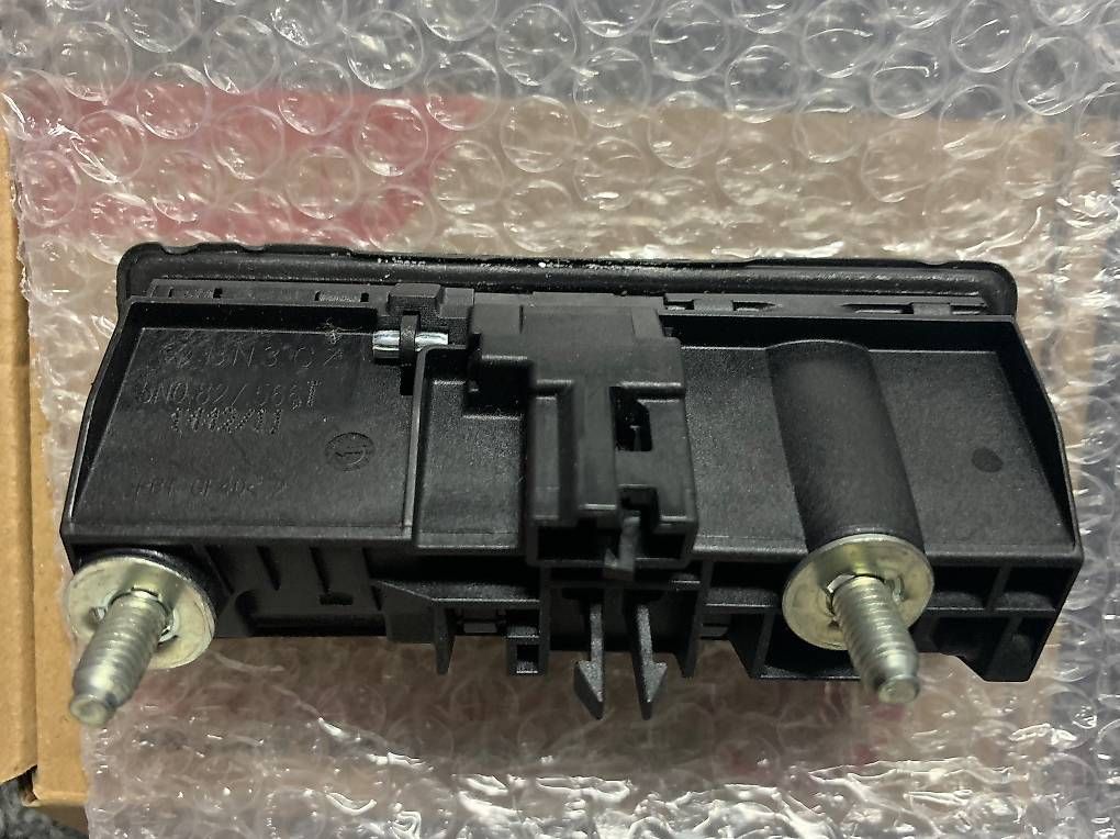 Topcase: Push button for electric lid lock AUDI VW Seat – Gebraucht aus Uster von dan_5m6y 1