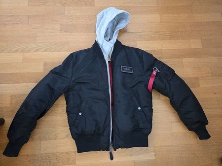 Alpha Industries MA-1 D-Tec Bomberjacke.