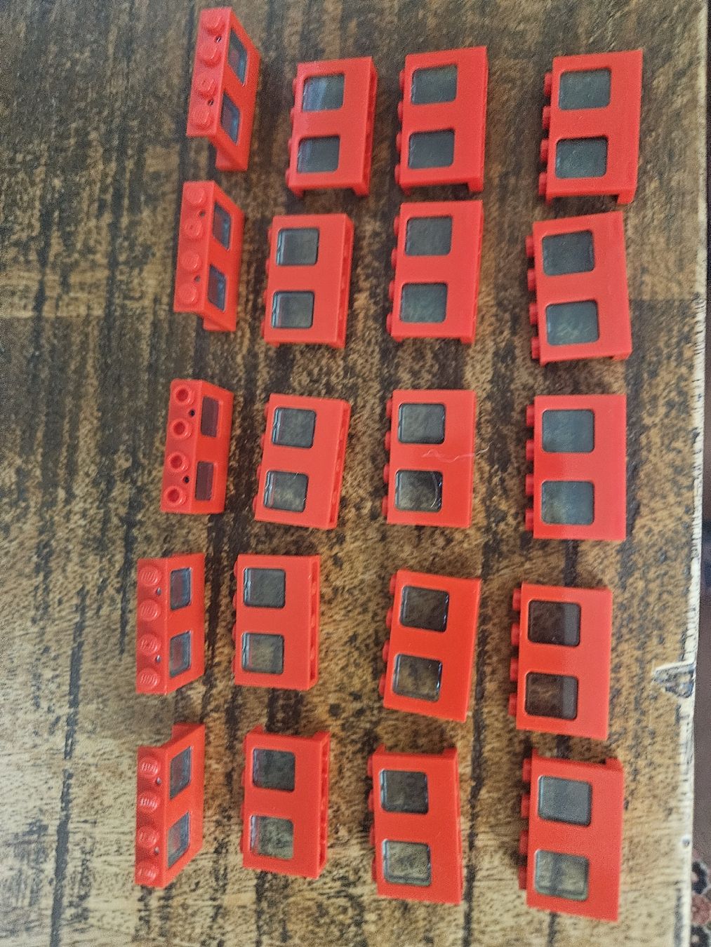 Lego Kit di costruzioni: lego lot de 20 Red Window 1 x 4 x 2 – Usato da Confignon venduto da Ecrofigs 1