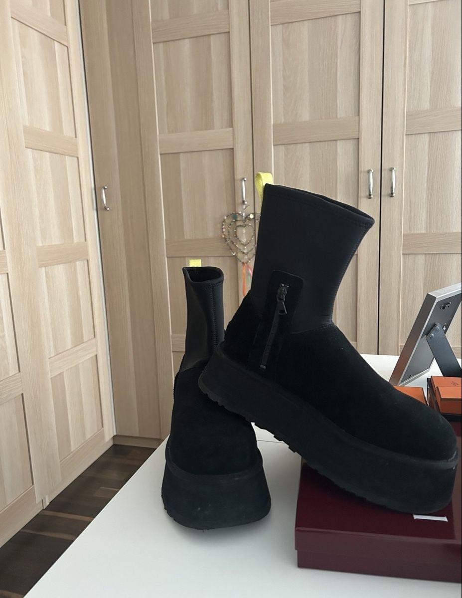 Ugg Chaussures hommes: Ugg noires plateforme comme neuves – D'occasion à Wallisellen par lea_mv25