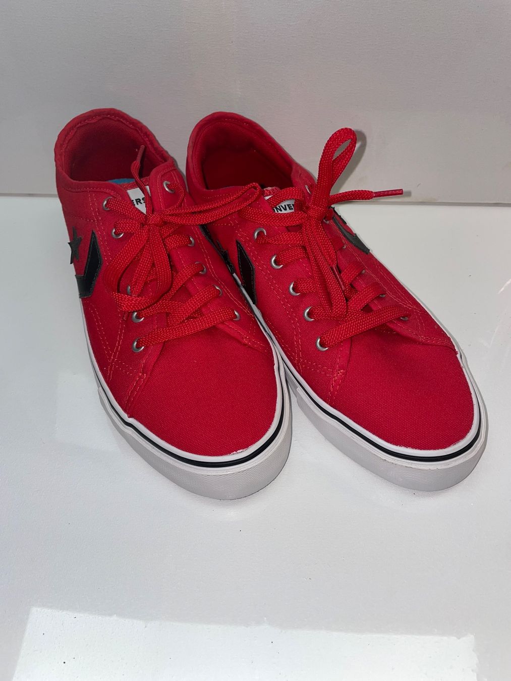 Converse Scarpe da uomo: NEUE, UNGETRAGENE rote Converse in Grösse 42.5 – Nuovo (secondo la descrizione) da Wolfhausen venduto da Mawere
