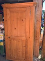 1-türiger, stabiler Holzschrank mit Tablaren