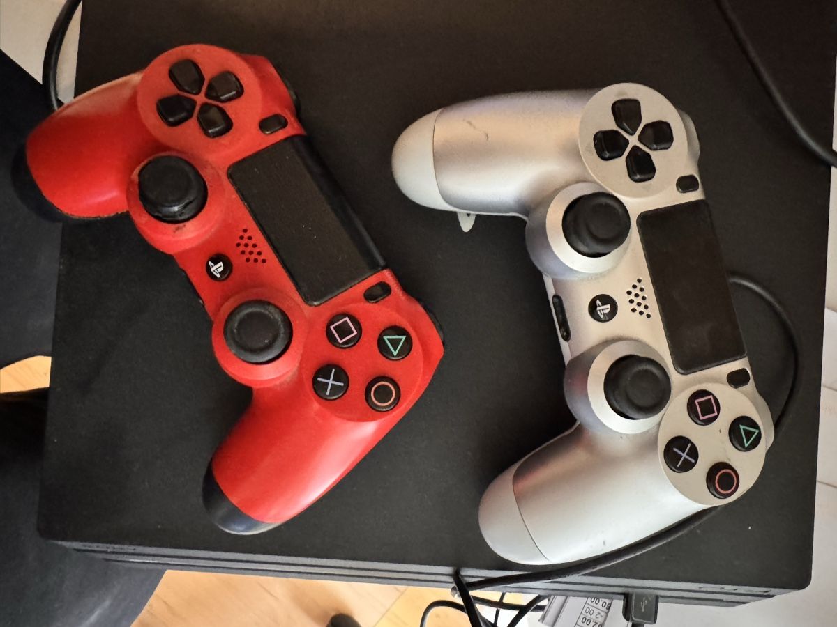 Sony Konsolen: Ps4 Pro, 2 Controller mit 19 spiele und 11 Blueray Sammlung – Gebraucht aus Zuzwil SG von  1