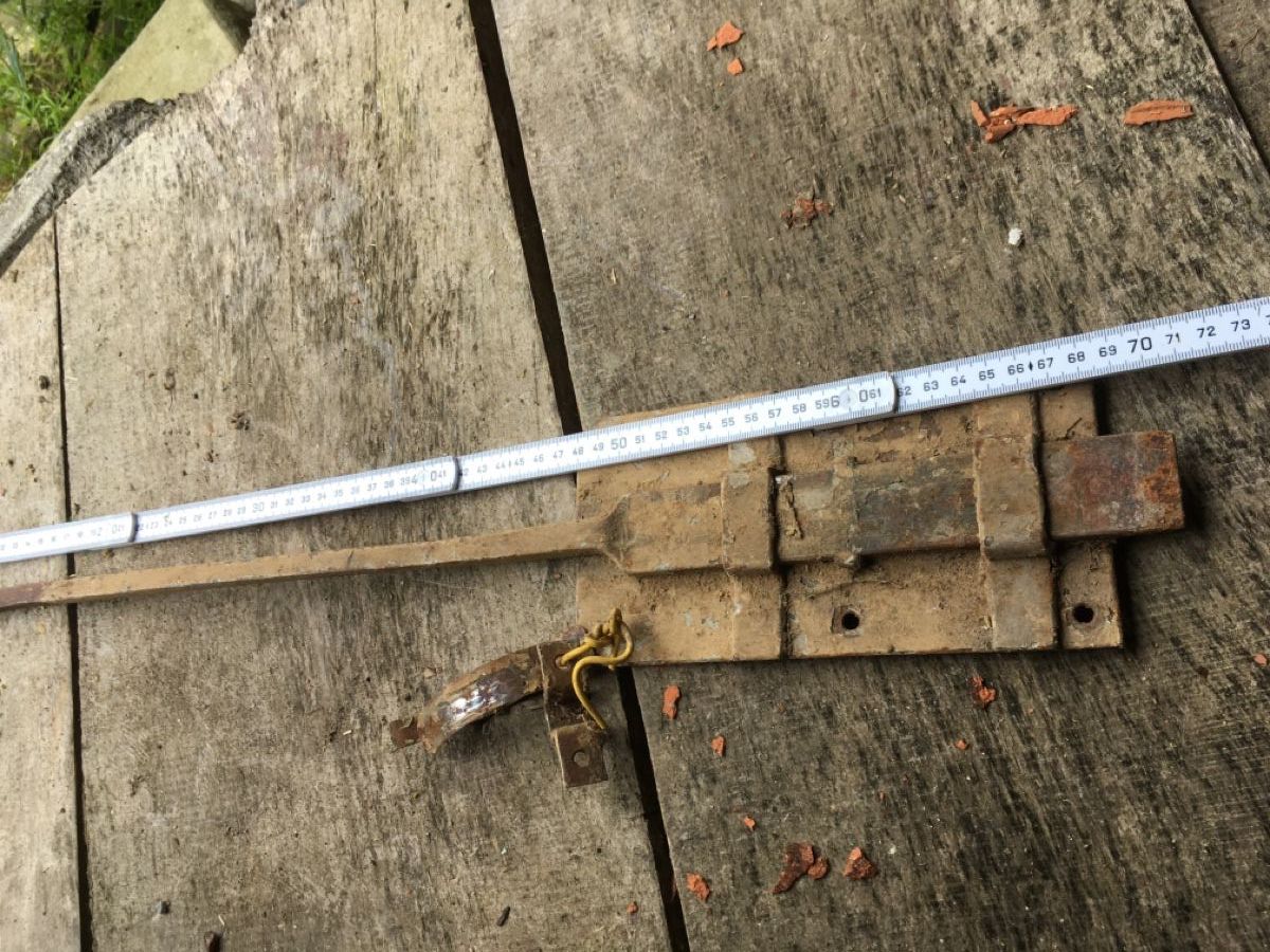 Lucchetti: Alter Riegel mit langem Arm, rostig – Usato da Wila venduto da Fritz-Wila 1