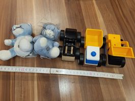 3 BAUFAHRZEUGE  aus Holz und Plastik und 2  PLÜSCHTIERE B1