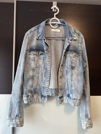 Coole Jeansjacke im Used-Look, Grösse 44, Top Zustand!