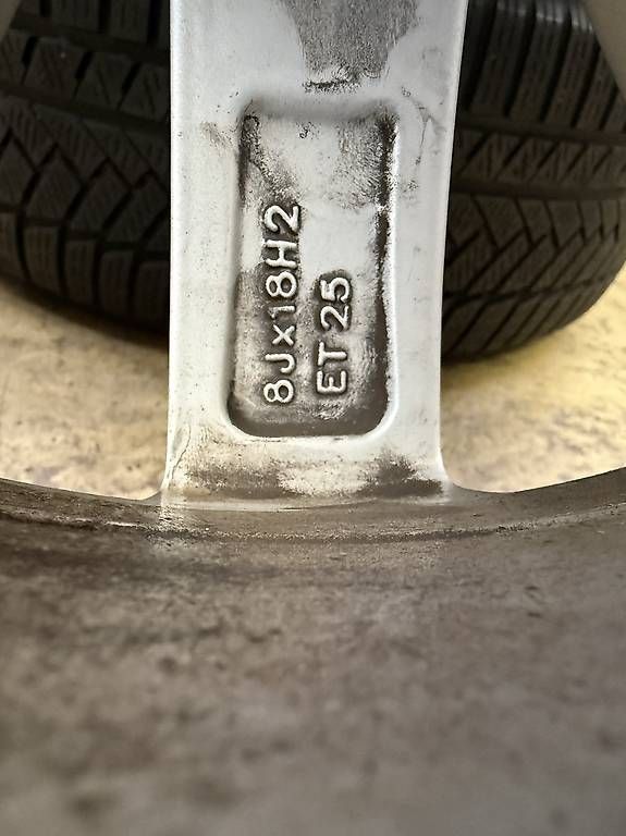 Volkswagen Pneumatici & Ruote complete: Vw Touareg Winterräder – Usato da Arbon venduto da Punt_31 4