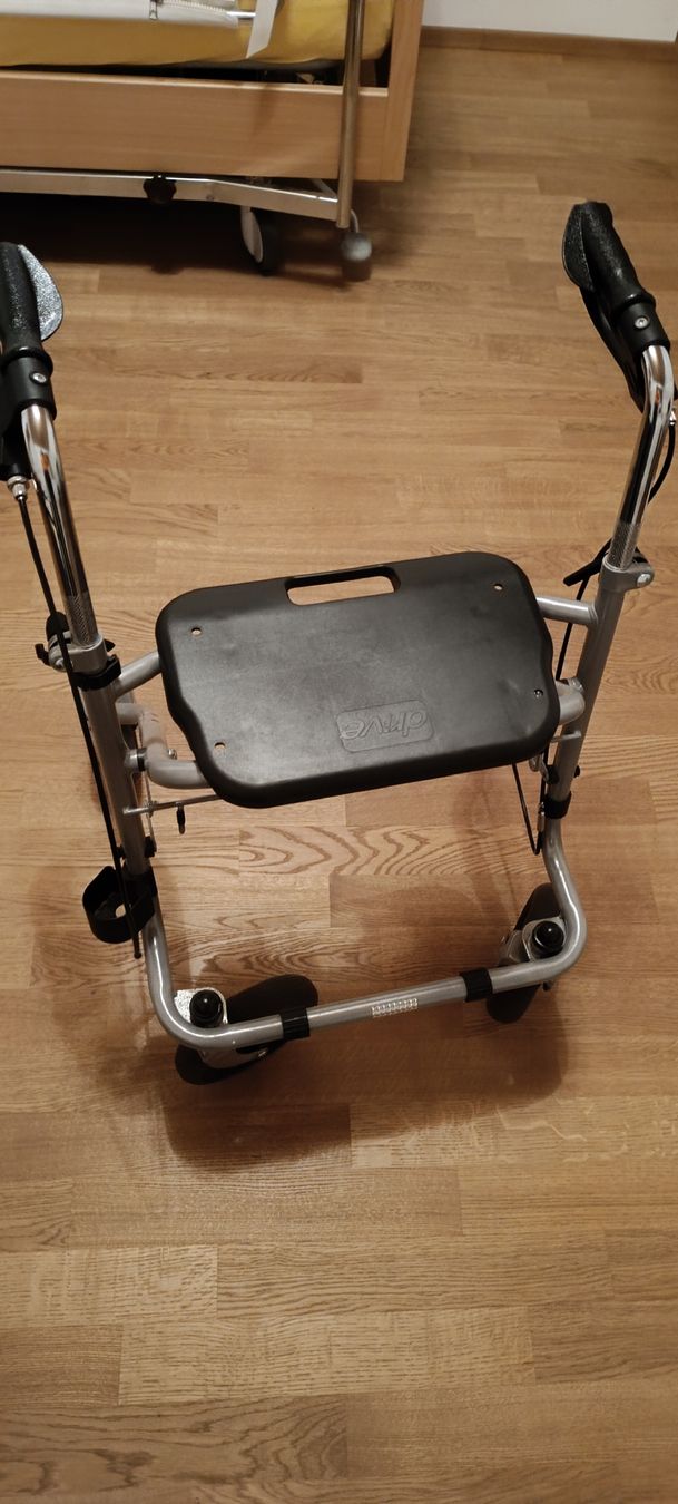 Gehhilfen: Rollator  – Gebraucht aus Rheineck von 11e_hc7w 1