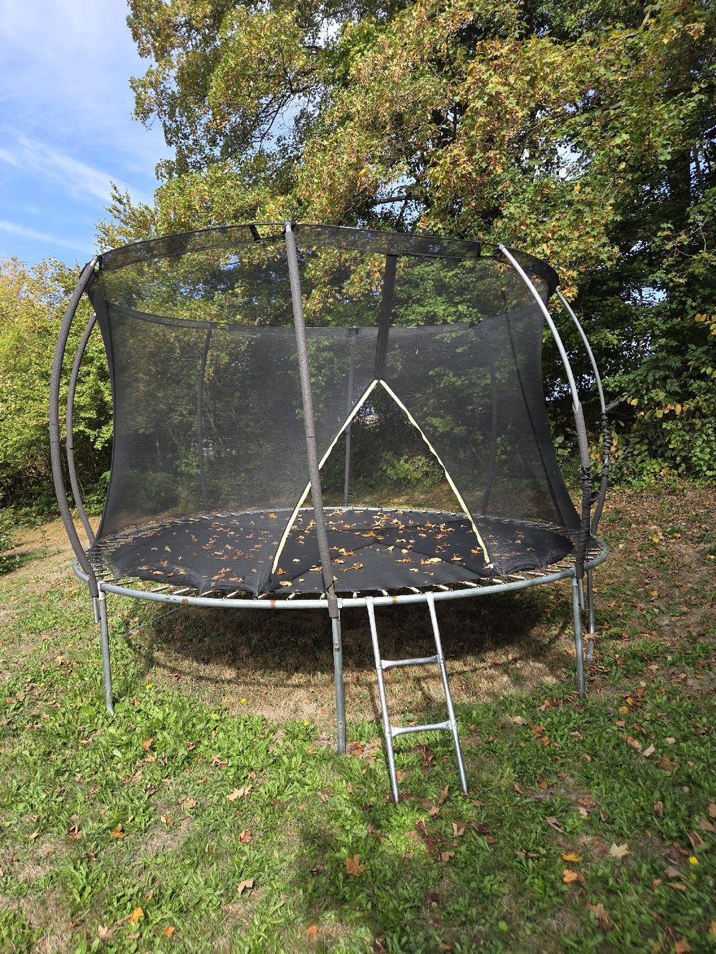 Trampolines: Gebrauchtes Trampolin – D'occasion à Flamatt par MrTambourineMan