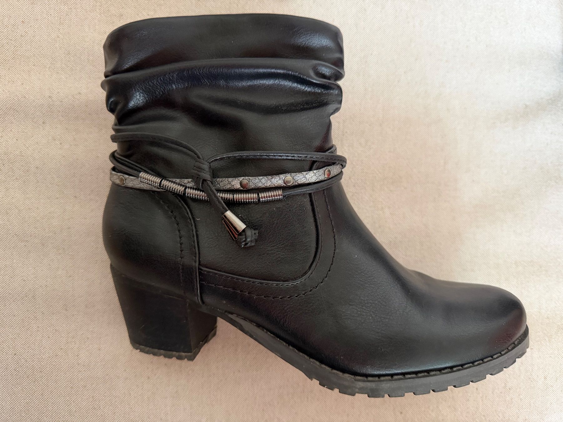 Scarpe da donna: Pesaro Stiefeletten Gr. 38 – Usato da Schwerzenbach venduto da cygnuss