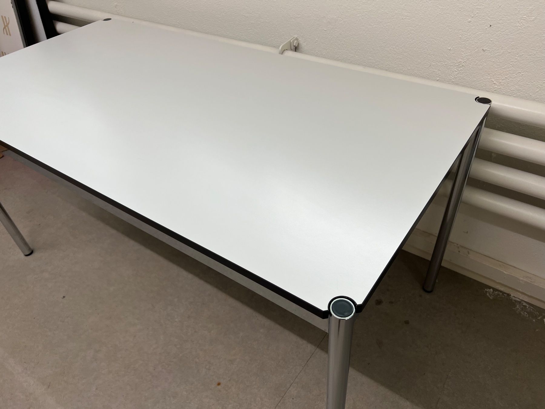 USM Tavoli: USM Schreibtisch 150x75 cm weiss – Usato da Basel venduto da La.Bonne.affaire 2
