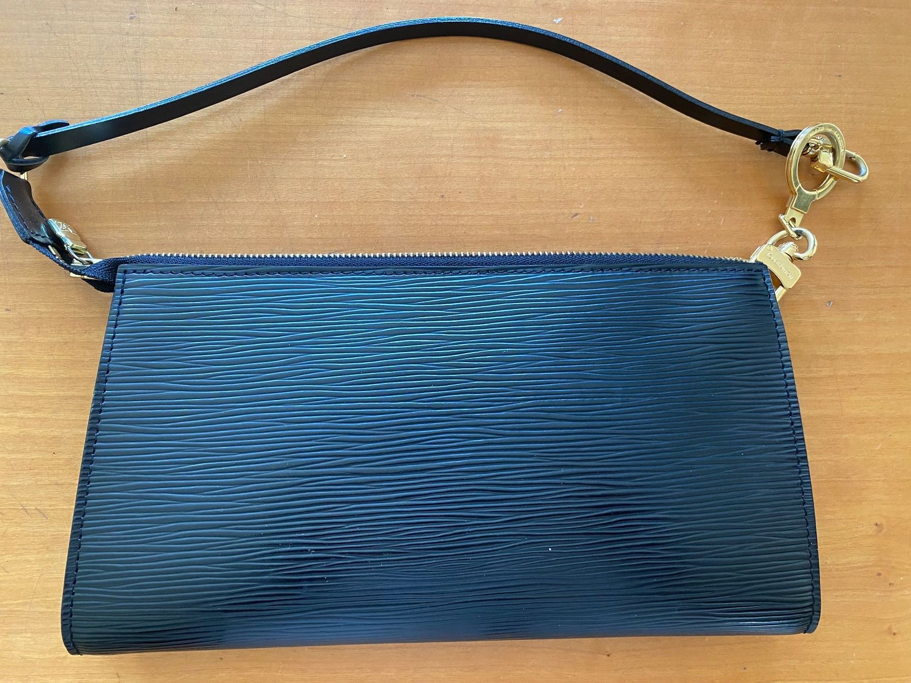 Louis Vuitton Taschen: Original Louis Vuitton Pochette schwarz – Neu (gemäss Beschreibung) aus Matten b. Interl von  2