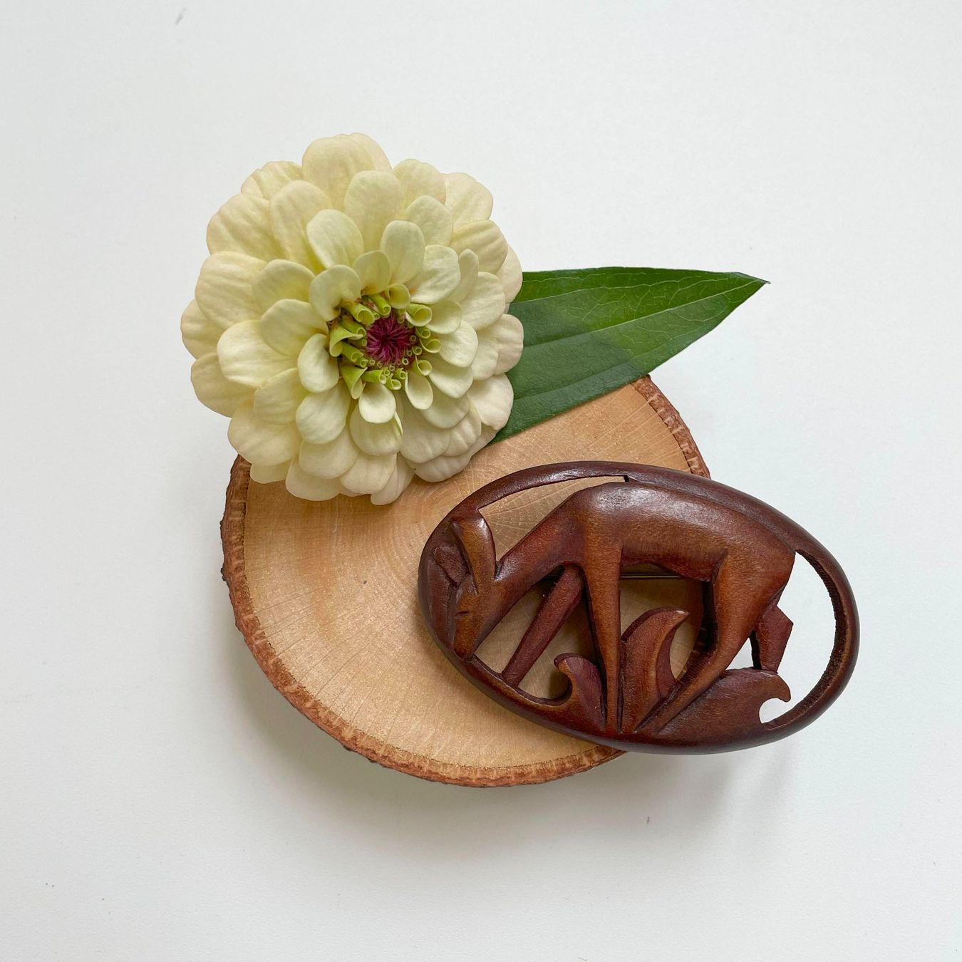 Broschen & Nadeln: Brosche Holz mit Reh VINTAGE 1940s – Gebraucht aus Brüttisellen von Buxus
