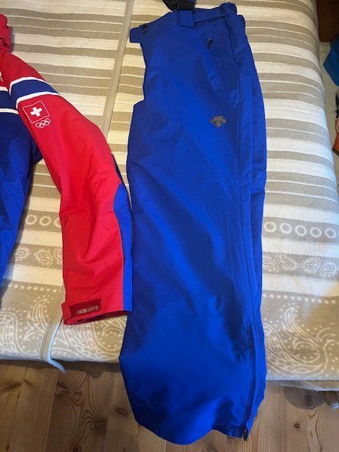 Costumes: Ensemble de ski "DESCENTE" avec logo Swiss Olympic – D'occasion à Val-d'Illiez par del_6lmm 1