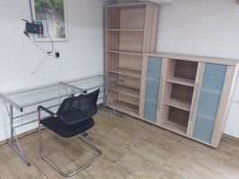 Komplettes Büro mit Glastisch; Bürostuhl, Regal, Vitrine