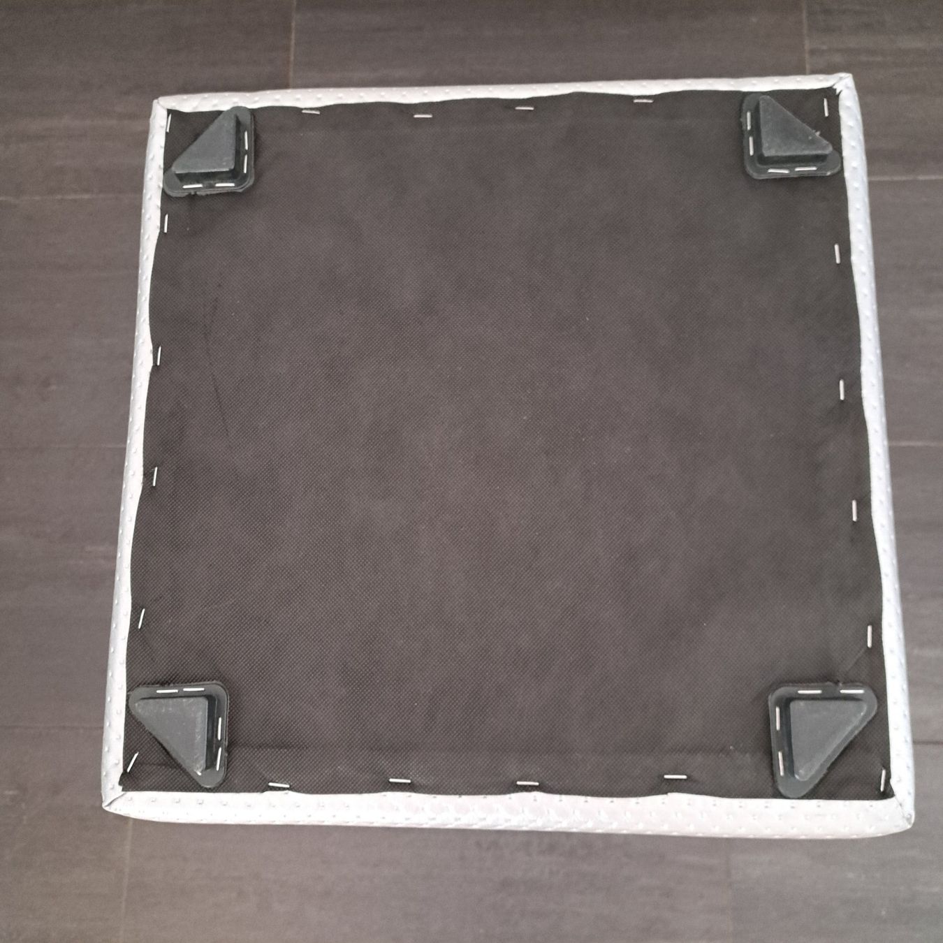 Sgabelli: Neuer quadratischer Hocker silber-grau – Nuovo (secondo la descrizione) da Hochdorf venduto da Westin05 3
