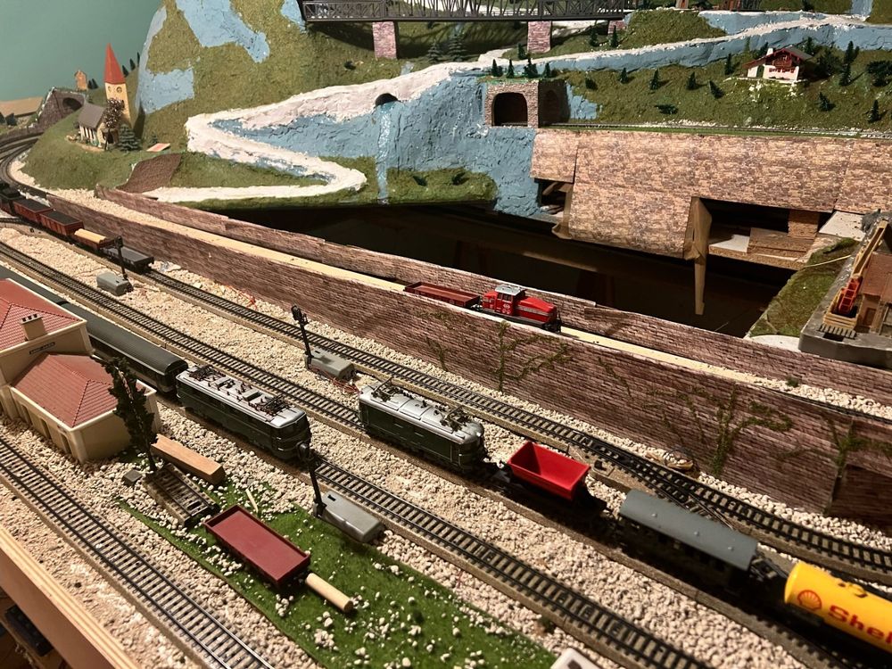 Maquette de petit train « Märklin » avec 5 locomotives 4