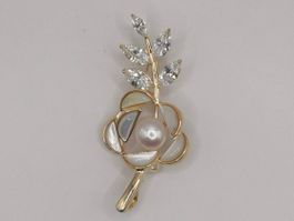 **NEU** Damenbrosche Blume aus Süsswasser Perle & Perlmutt