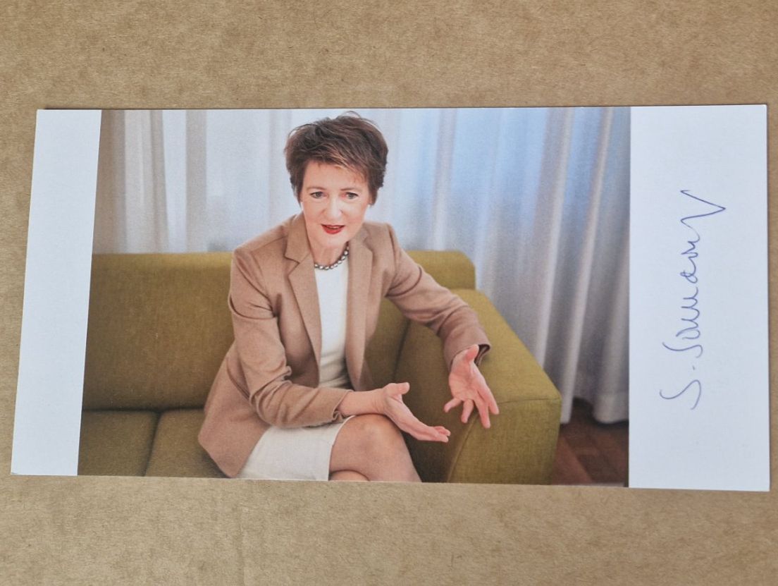 Autografi: Simonetta Sommaruga original signierte Autogrammkarte – Usato da Menziken venduto da Autogramme