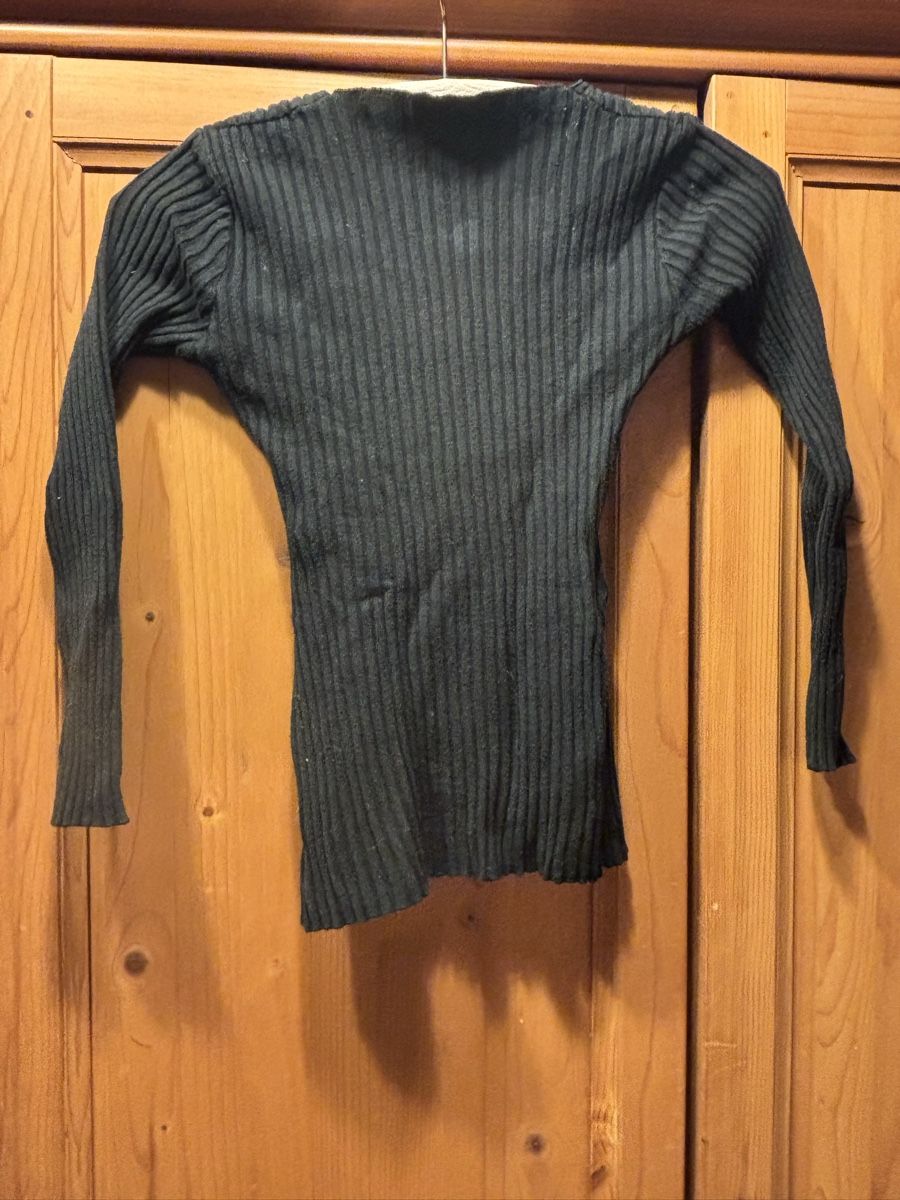 Top: Pull noir côtelé, cache-cœur taille XS 34 – Usato da La Chaux-de-Fonds venduto da lea_77ly 1