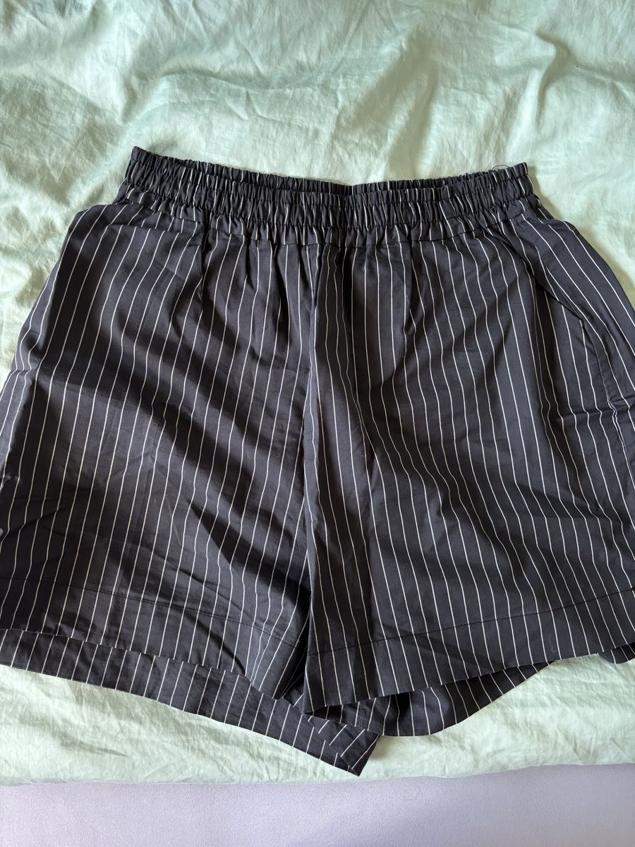 Dariadéh Pantalons: Dariadéh short pants black striped – D'occasion à Biel/Bienne par maj_n