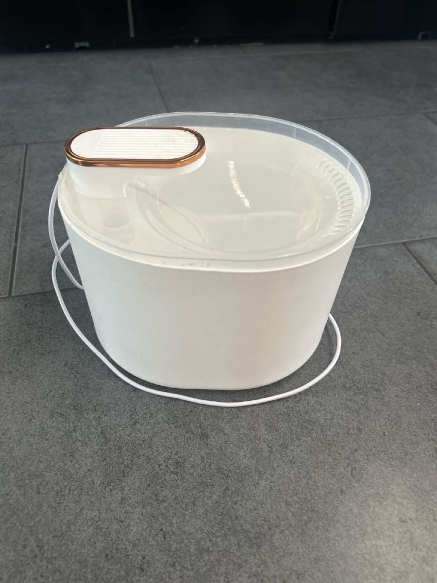 Stagni & Fontane ornamentali: Trinkbrunnen Katze Weiss mit USB Kabel  – Usato da Mühledorf SO venduto da Dania77 1