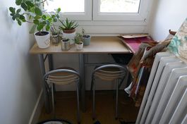 Table de bar avec deux chaises pliantes