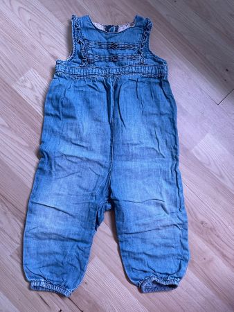 Super süsse H&M Jeans Latzhose, blau, Grösse 80