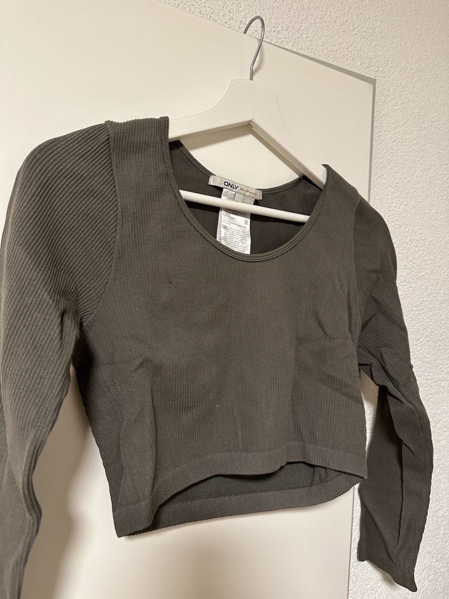 T-Shirts: ONLY geripptes Langarm Crop Top Gr. M – Gebraucht aus Reinach BL von Alles_muss_weg00 1
