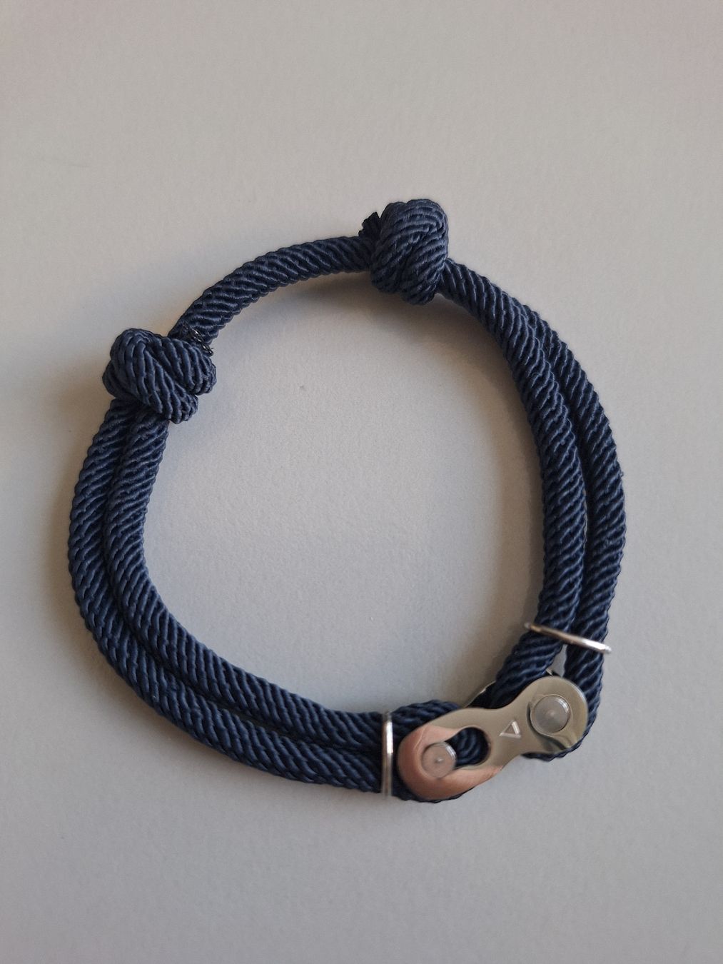 Bracciali & Braccialetti: Armband dunkelblau mit Kettenschloss – Nuovo e nell'imballaggio originale da Jona venduto da SL95