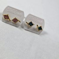 Kleine goldfarbene Ohrstecker in Blau oder Rosa – Neu 559