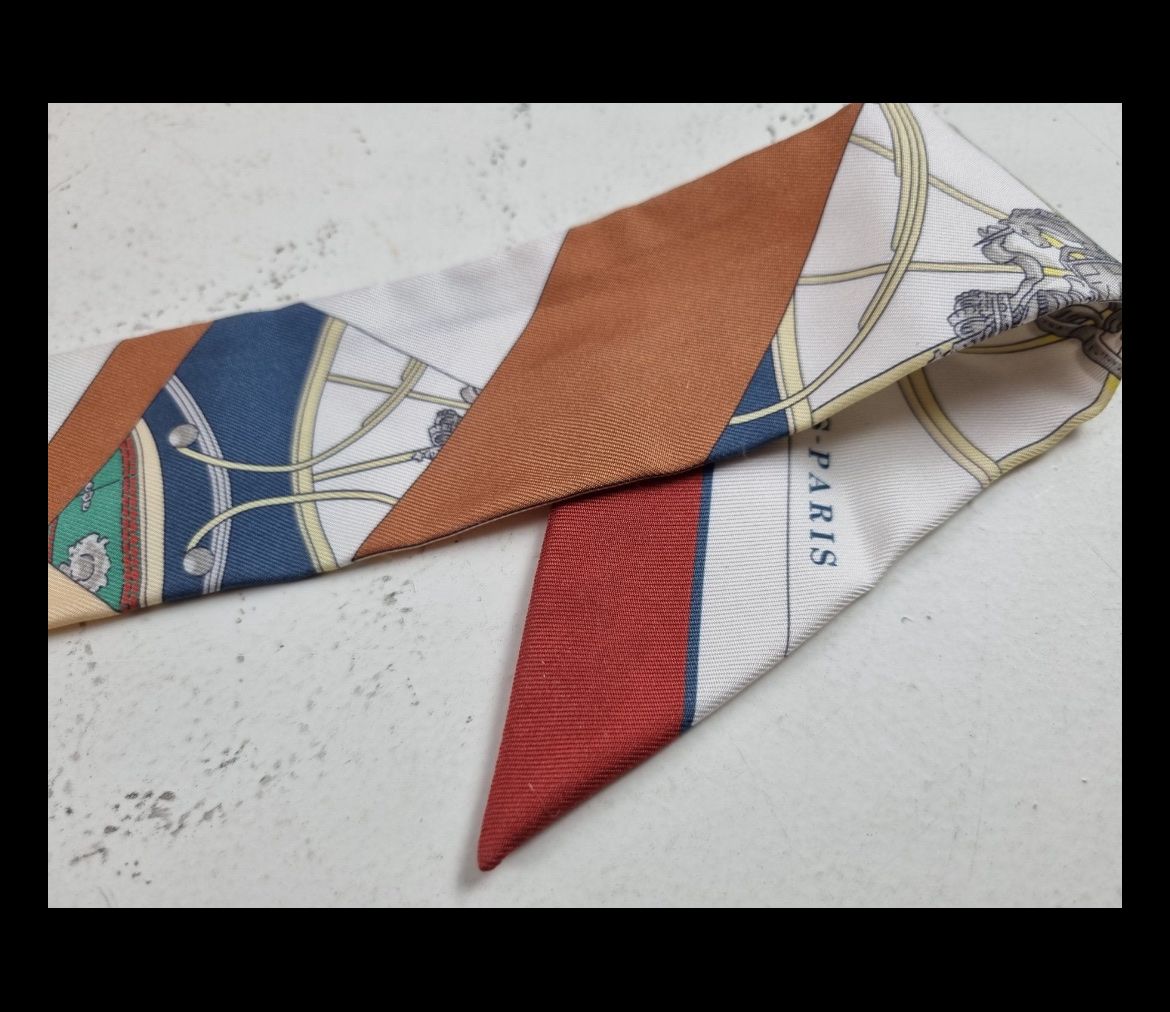 Hermès Foulards, Tücher & Schals: Twilly Hermès – Gebraucht aus Lausanne von Meganelausanne 1