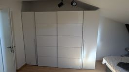 Grosser weisser Kleiderschrank 270 cm breit mit Schwebetüren