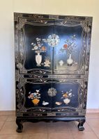 Asiatischer Schrank mit Steinapplikationen