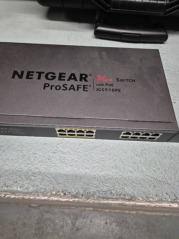 Hub & Switch: Netgear JGS516PE mit POE – Usato da Kloten venduto da sgys