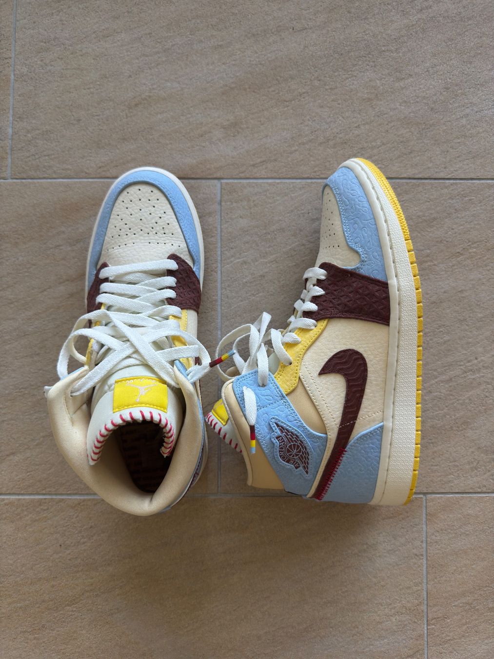 Jordan Scarpe da uomo: Jordan 1 mid Maison Chateau Rouge 9.5 US – Nuovo (secondo la descrizione) da Châtel-St-Denis venduto da Lou_Hock