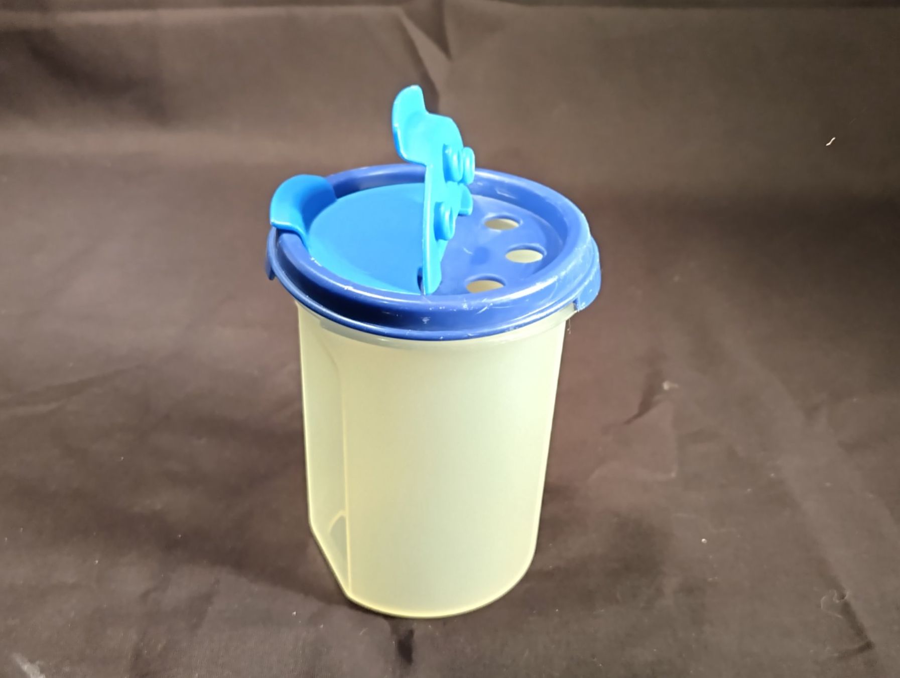 Tupperware Recipients et similaires: Tupperware Behälter, 2 versch.Oeffnungen, 4.4dl – D'occasion à Bellach par JingleCherry