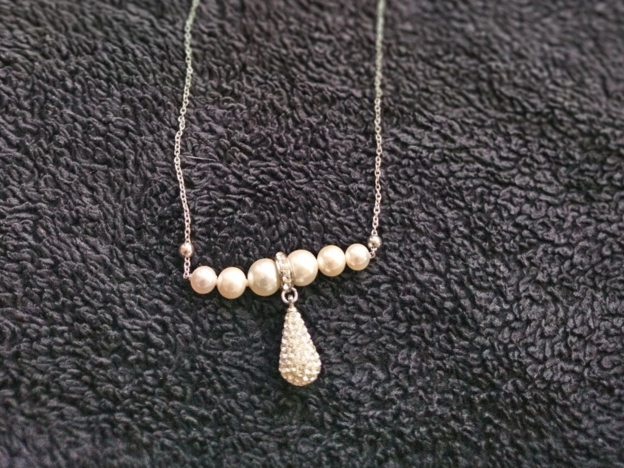 Catenine: Collier chainette avec pendentif perle et strasse intégré – Usato da Mühleberg venduto da Eliboub 1