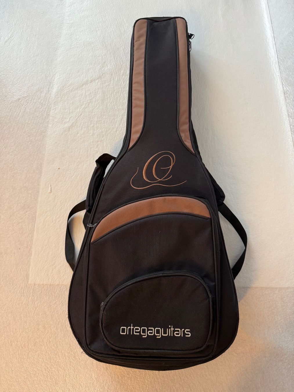 Strumenti musicali: Konzertgitarre Weinrot Ortega – Usato da Luzern venduto da Firefigther 3