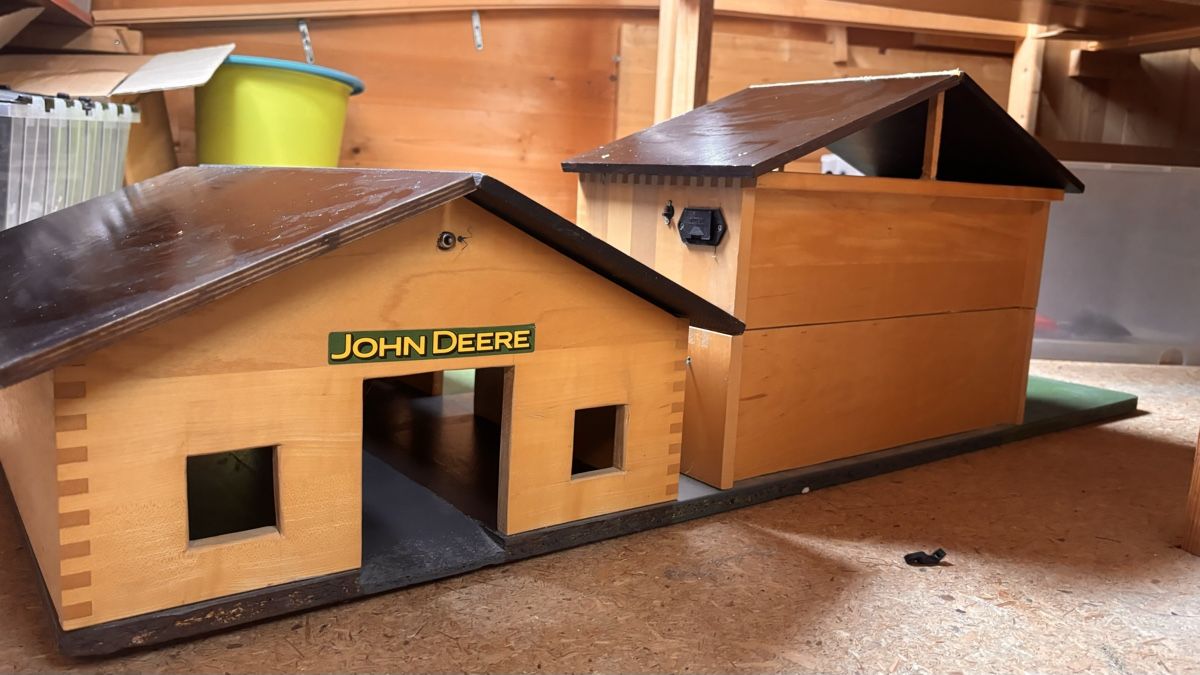 Spielzeuge: Selbstgebauter Bauernhof/Stall – Gebraucht aus Boltigen von Rotobi 3