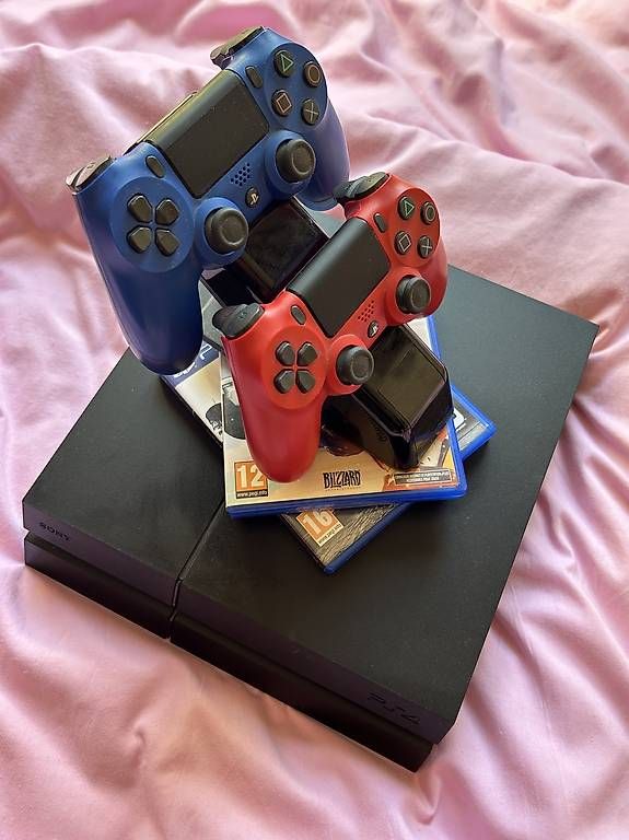 Sony Console: Ps4 + manettes et support + 2 jeux – Usato da Lausanne venduto da ana_nz76