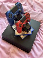 Ps4 + manettes et support + 2 jeux