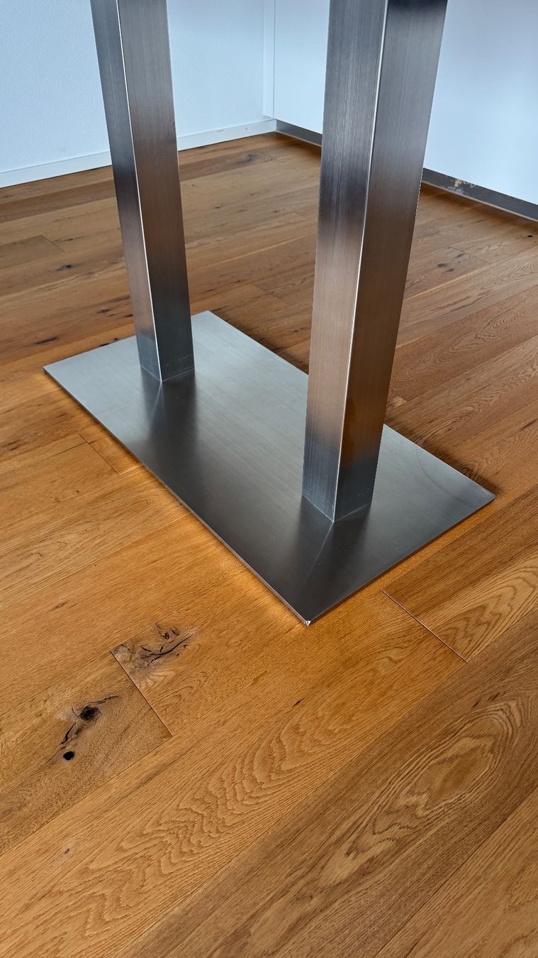 Tische: Moderner matter Glastisch mit edlem Metallfuss – Gebraucht aus St. Erhard von secc 3