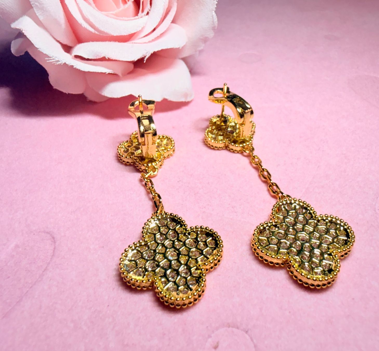 Orecchini pendenti & Orecchini a lobo: Paire de boucles d'oreilles trèfle full diamond – Nuovo e nell'imballaggio originale da St-Maurice venduto da Sandrinette123 6
