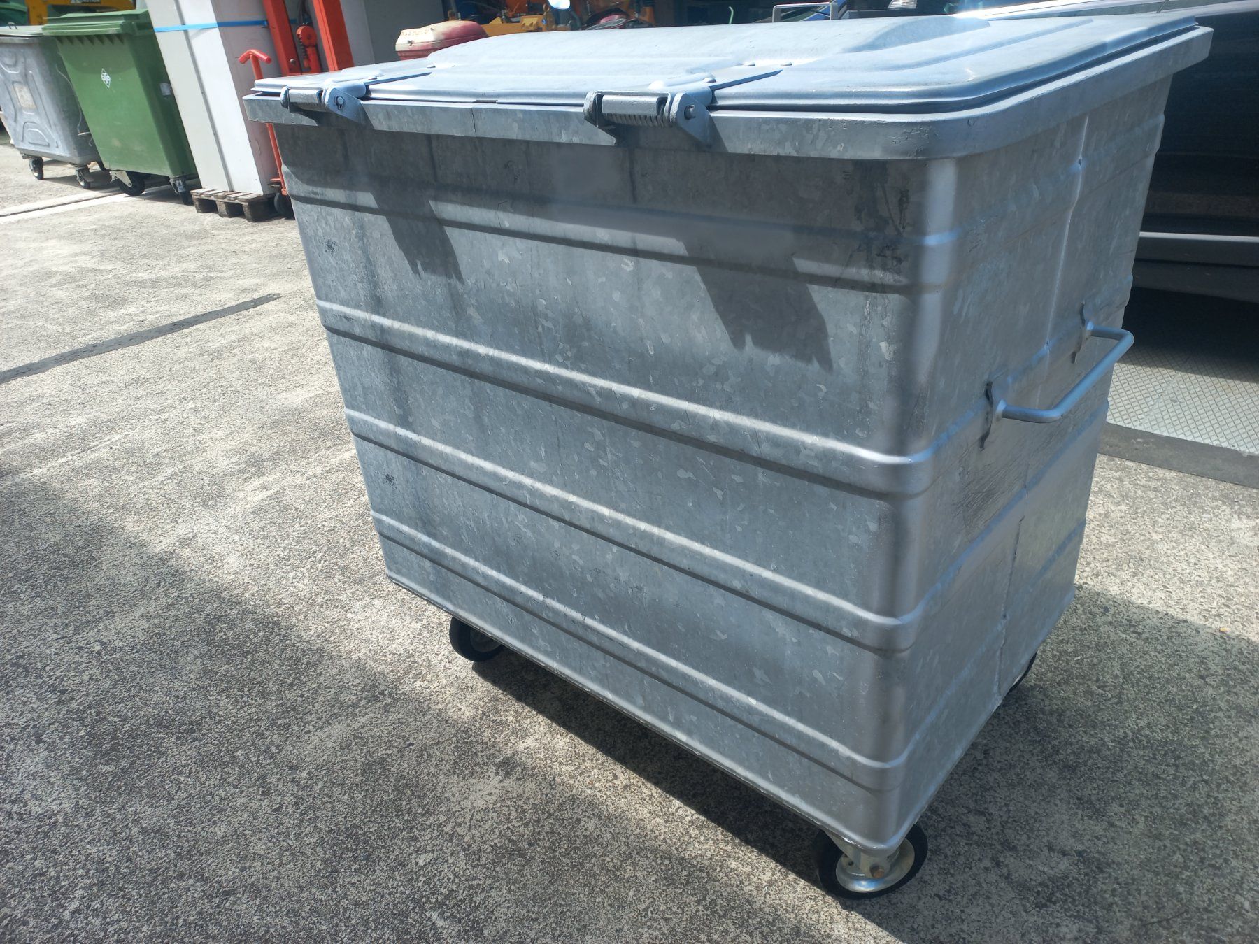 Autres articles bureau & commerces: Abfallcontainer Kehrichtcontainer Müllcontainer Container 3 – D'occasion à DULLIKEN par Lerchclassicdulliken 3