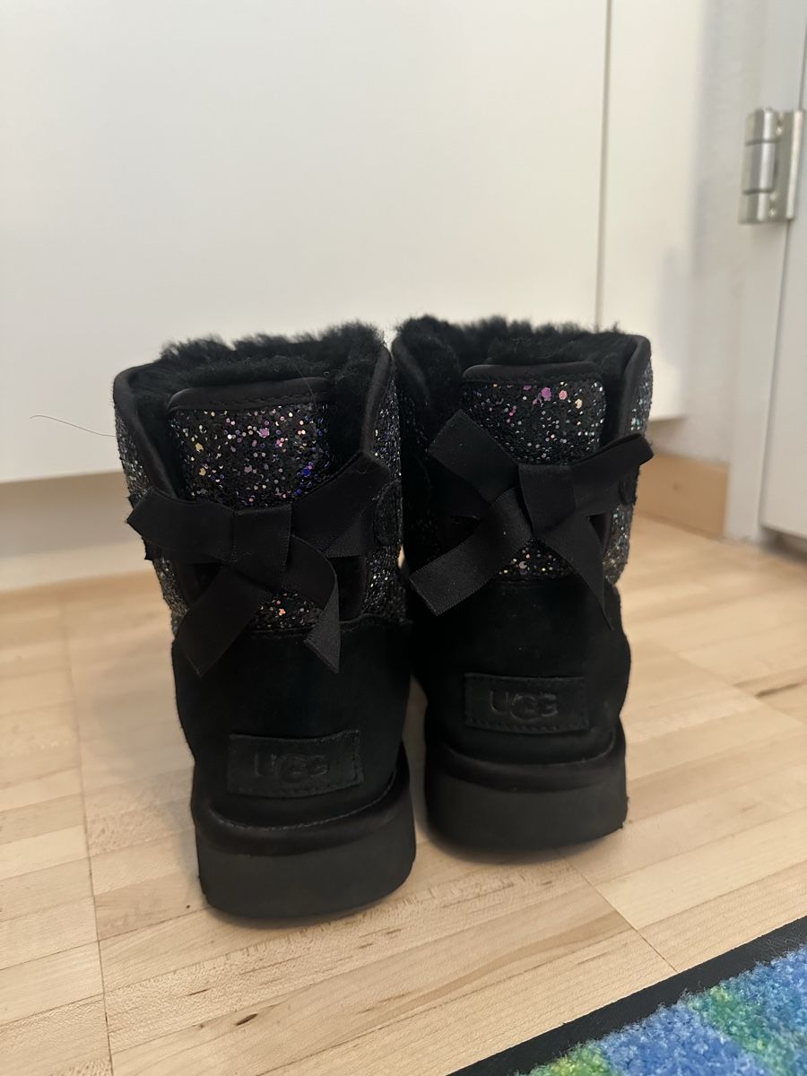 Ugg Scarpe da donna: UGG Stiefel mit Glitzer, Schleife & Lammfell, Gr. 38 – Usato da Luzern venduto da ariazalea 1