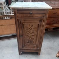 schöner Vintage Nachttisch aus Holz mit bemalter Holzplatte