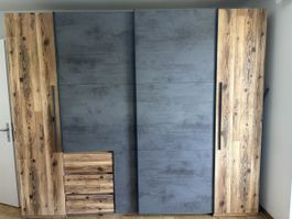 Moderner Kleiderschrank in Holz- und Betonoptik – Viel Staur