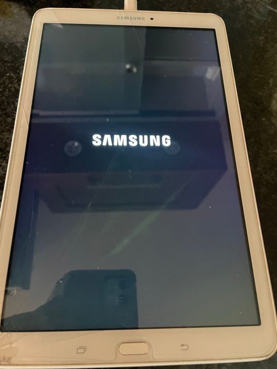 Samsung Tablet PC: Samsung Galaxy Tab E (Display Riss) – Usato da Bergdietikon venduto da antovale 2